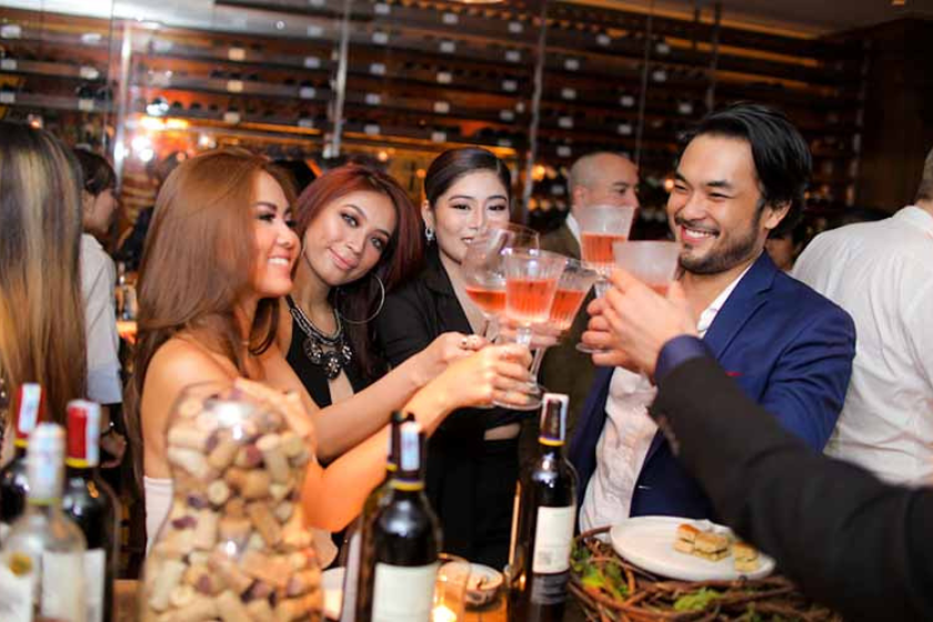 rượu vang và hải sản tươi ngon